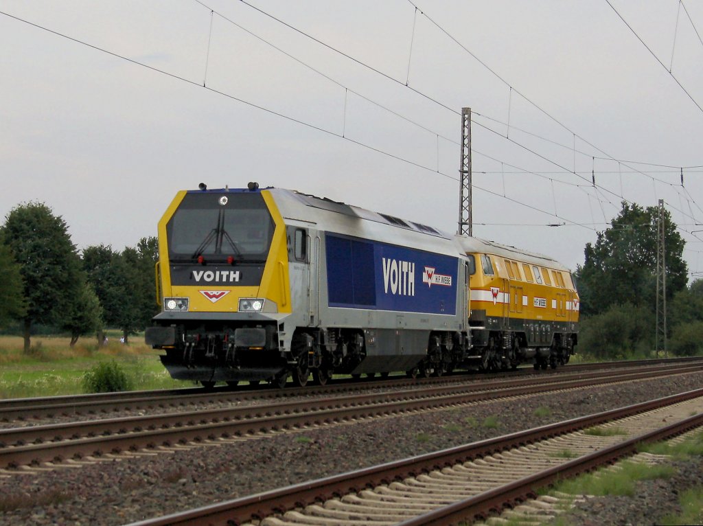 Eine Maxima mit der V 320 001 am 10.08.2010 unterwegs bei Drverden. 

