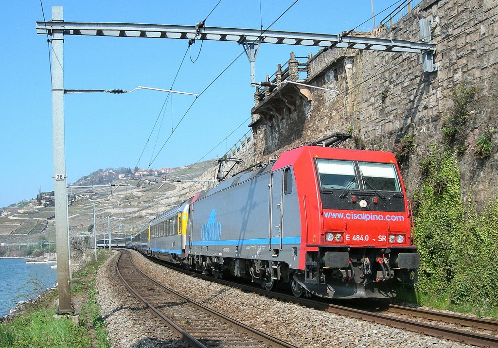 Eine Re 484 mit ihrem CIS EC auf dem Weg nach Milano schlngelt sich den Genfer See entlang. 
Bei Rivaz, am 9. April 2007 
