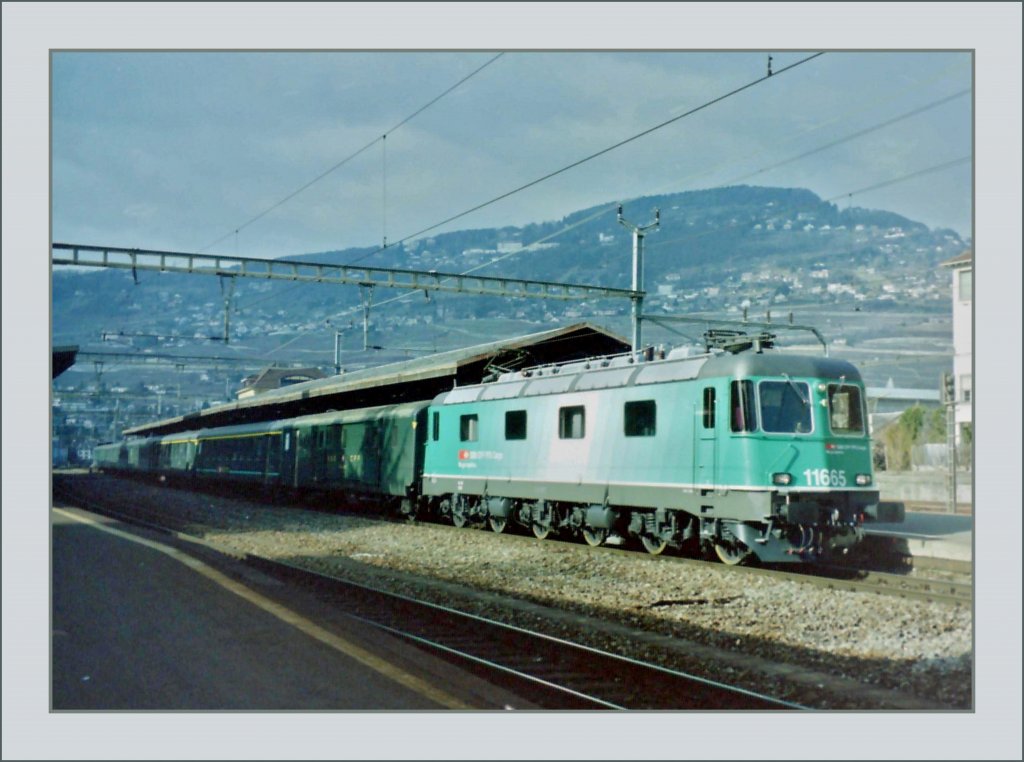 Eine Re 6/6 vor einem Schnellzug auf der Strecke in Wallis ist an und fr sich schon nichts alltgliches, aber wenn es dann die R 6/6 11665 in der ersten SBB Cargo Lackierung ist, dann ist dies ziemlich einmalig.
Vevey im Frhjahr 2000.
