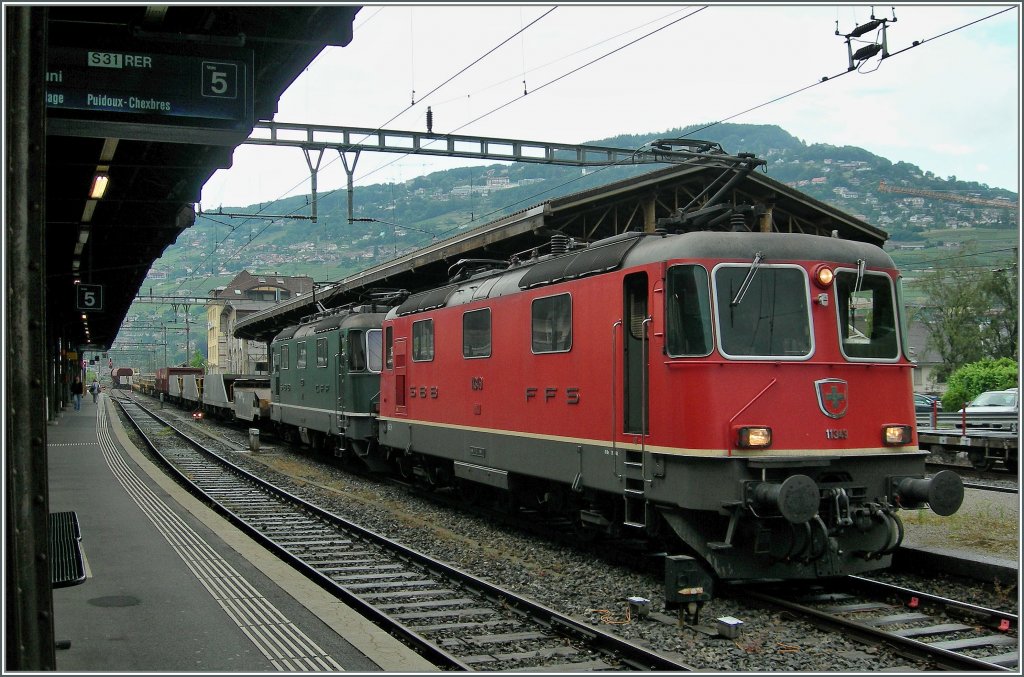 Eine rote und eine grne Re 4/4 II (leider falsch herum) in Vevey am 31. Mai 2011.