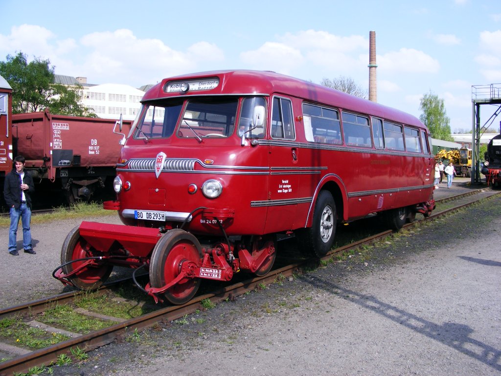 Eine Schiene-Strae-Bus steht am 19.04.2009 im Eisenbahn-Museum in Bochum-Dalhausen.