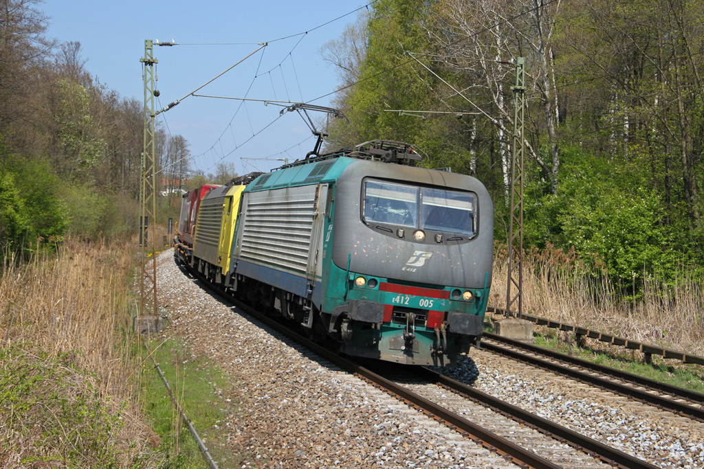 Eine schon etwas ltere Aufnahme: E412 005 mit einer Dispo-189er im Schlepp bei Grokarolinenfeld kurz vor Rosenheim am 17.4.2011.