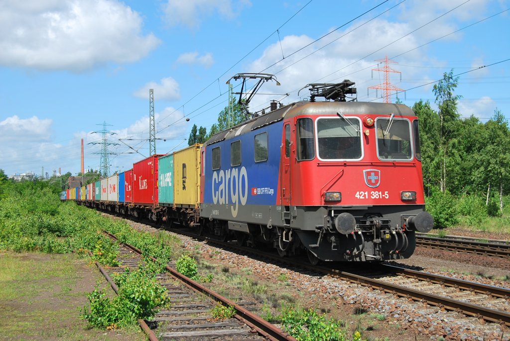 Eine Schweizerin im Norden.Am 28.05.2009 rollt die 421 381 durch Hamburg Unterelbe.