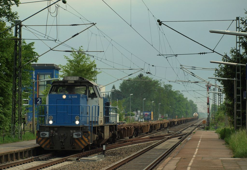 Eine unbekannte G1206 der Ruhrtalbahn zog den DGS 41236 nach Ludwigshafen BASF durch Forchheim bei Karlsruhe am 26.4.11.