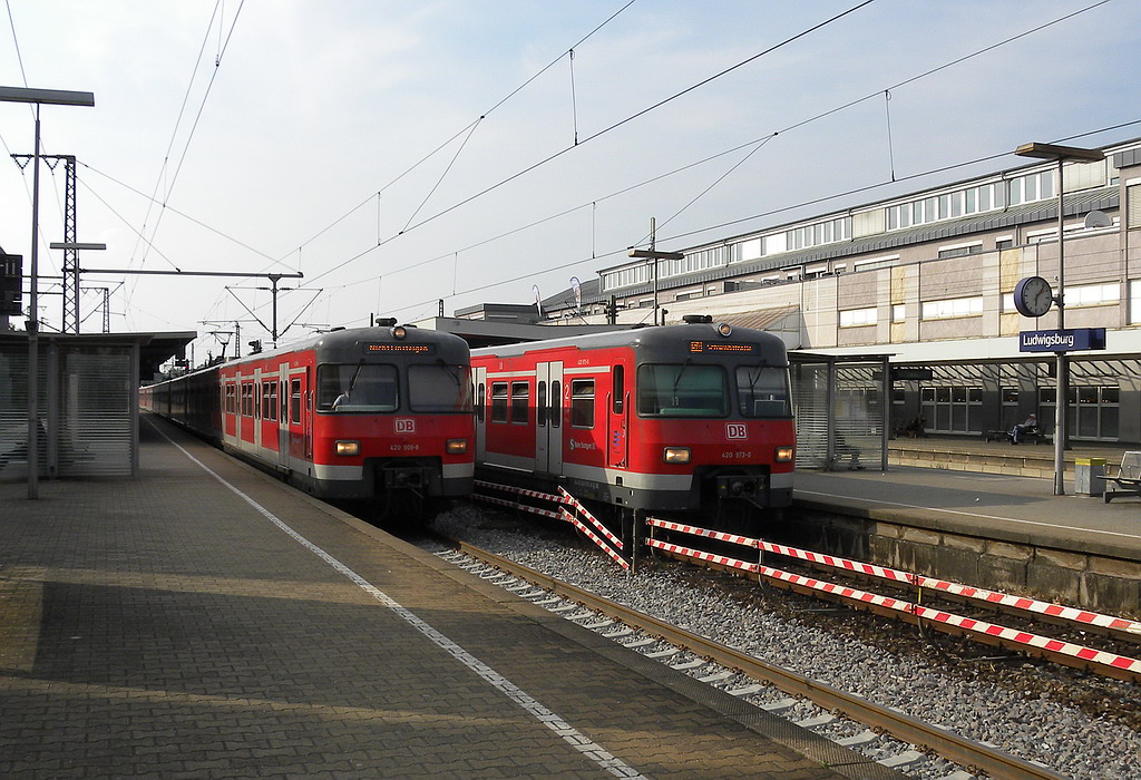Eine wartende und ausfahrende S-Bahn in Ludwigsburg in Richtung Stuttgart