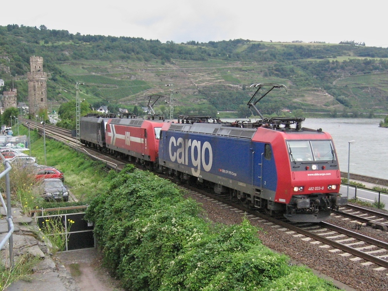 Einen interessanten Lokzug traf ich am 24.07.07 in Oberwesel an. 482 033 zog eine 145 und eine 185 von HGK.