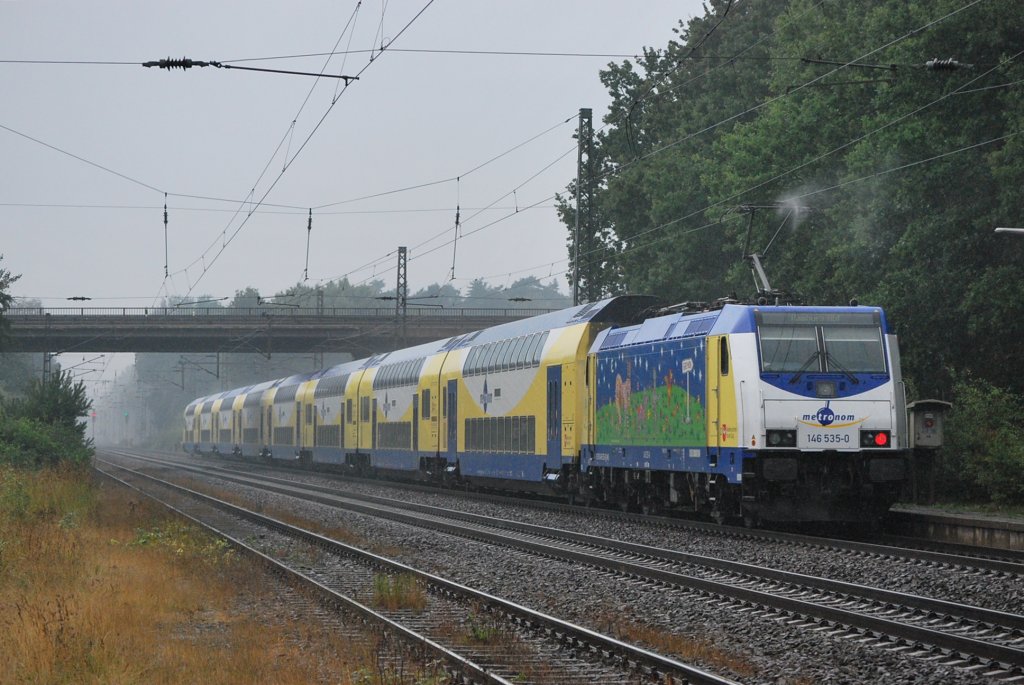 Einen ME nach Hamburg schiebt bei strmenden Regen die 146 535 durch Radbruch.Geknipst am 05.08.2010