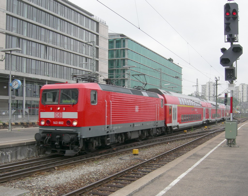 Einfahrt in den Noch-Kopfbahnhof Stuttgart.