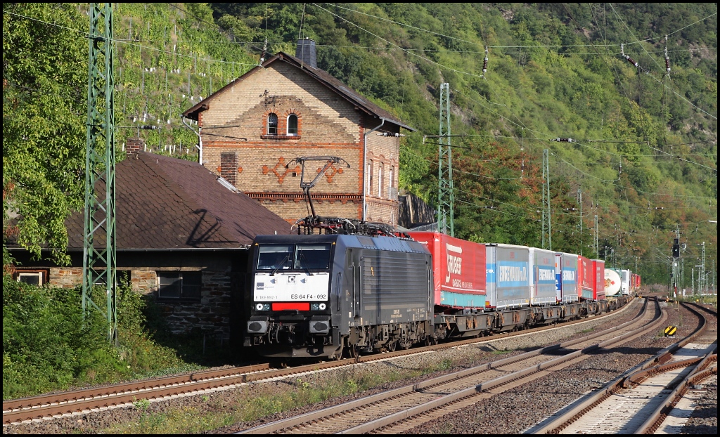ES 64 F4-092 durchfuhr mit einem KLV-Zug Kaub (Rhein) in Richtung Norden. (01.09.11)