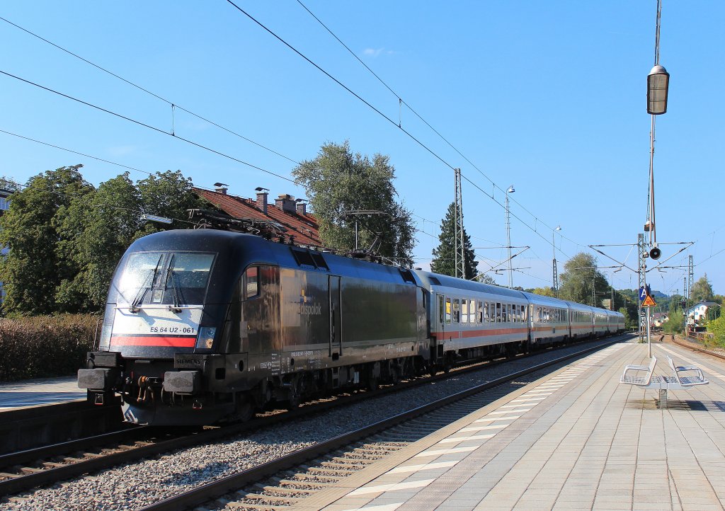 ES 64 U2-061 fhrt mit dem IC  Knigssee  am 10. September 2012 in den Bahnhof von Prien am Chiemsee ein.