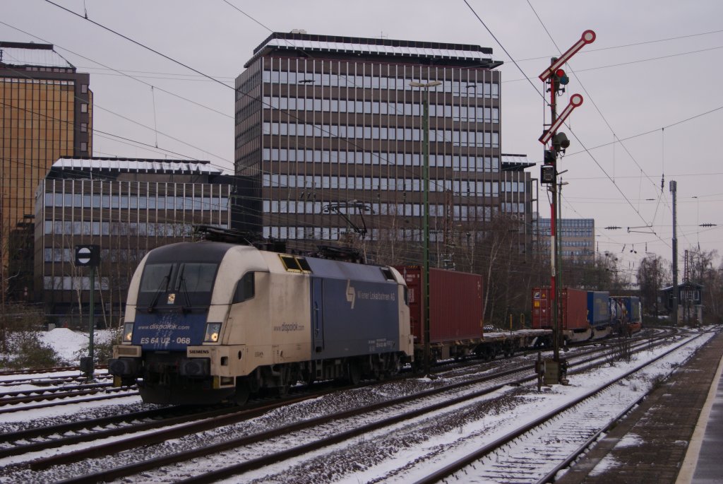 ES 64 U2-068 mit einem Containerzug in Dsseldorf-Rath am 04.12.2010