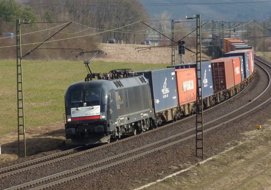 ES 64 U2-069 mit Containerzug am 19.03.10 bei Harrbach