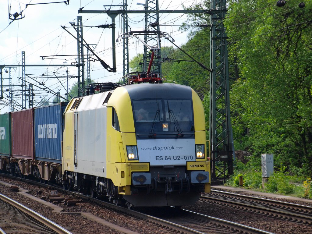 ES 64 U2-070 im Auftrag von LTE fahrend fuhr mit einem Containerzug durch Hamburg-Harburg am 14.5.Ps: Es war eine wirklich hbsche Lokfhrerin.