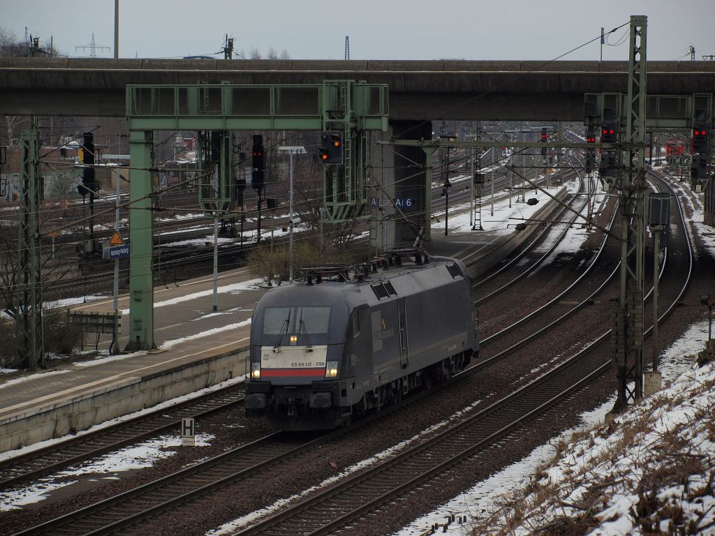 ES 64 U2-098 kam LZ durch den Bahnhof Hamburg-Harburg gerollt.