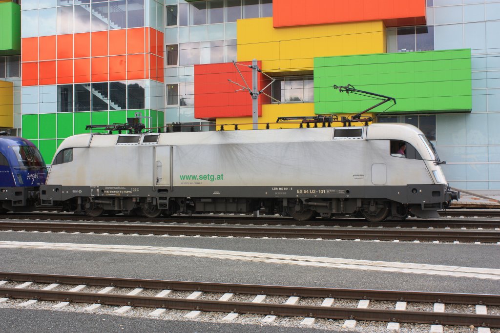 ES 64 U2-101 von  SETG  am 26. Mai 2013, kurz vor der Abfahrt aus dem Salzburger Hauptbahnhof.