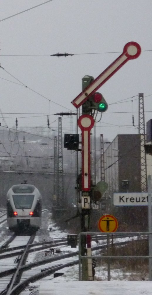 Formsignal P1 in Kreuztal
Im Hintergrund ist noch ein Flirt zu erkennen
(29.12.2009) 