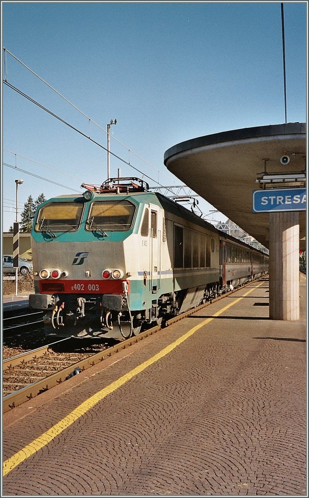 FS 402 003 mit einem EC Richtung Schweiz in Stresa. 
Analoges CD-Bild/Frhjahr 2004