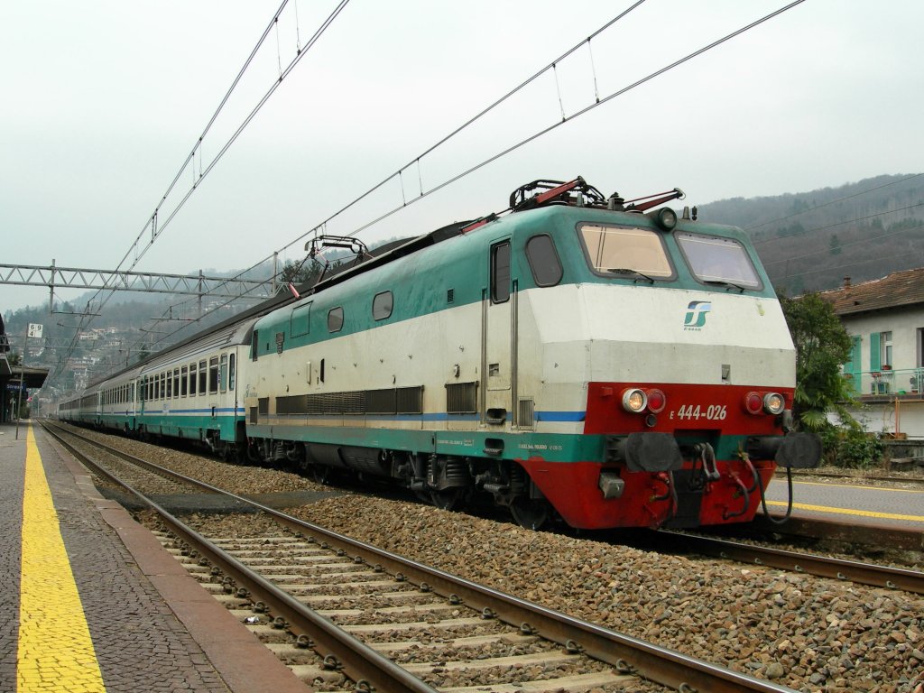 FS 444 026 mit EC Richtung Domodossola beim Halt in Stresa am 6. Feb. 2007