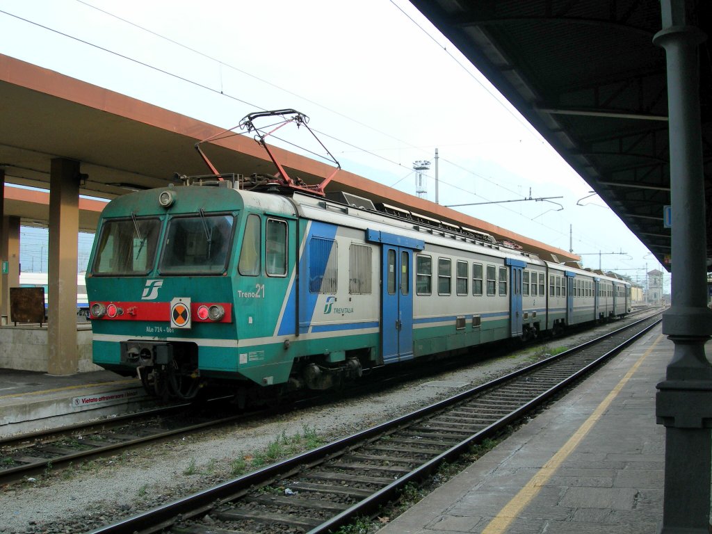 FS ALe 724 061 nach Novara wartet in Domodossla auf die Abfahrt.
6. Feb. 2007