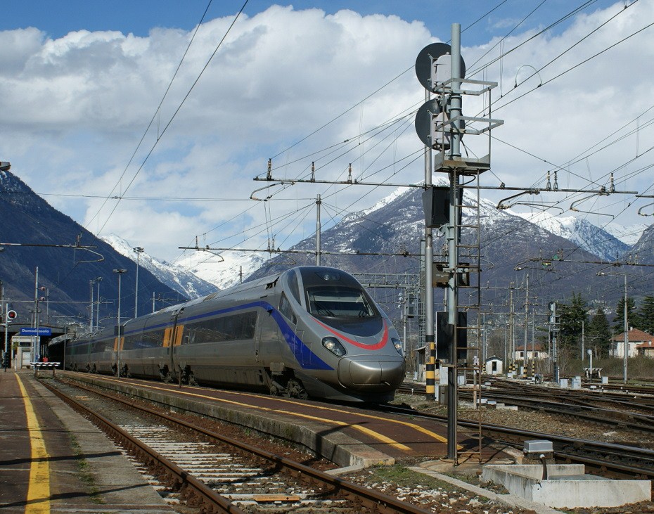 FS ETR 610 als EC nach Milano verlsst am 31. Mrz 2010 Domodossola.