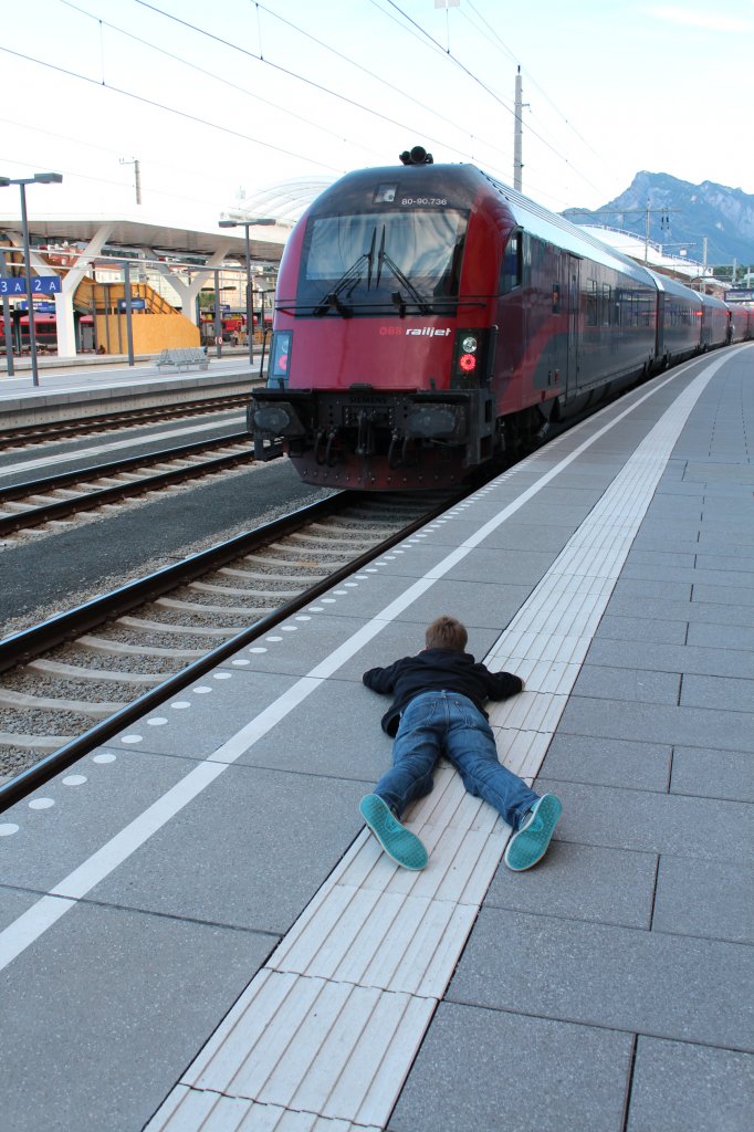 Fr ein gutes Foto ist ihm nichts zu bld. Markus beim Bahnsteig reinigen am 13. Juli 2012 im Salzburger Hauptbahnhof.