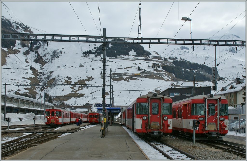 Full House  in Andermatt: Regionalzge (v.l.n) nach Visp, Gschenen von und nach Disentis belegen alle vier Bahnsteiggleise. 
3. April 2013