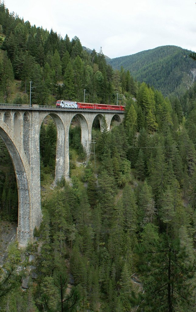 Ge 4/4 III hat mit ihrem Regionalzug nach Filisur die Station Wiesen verlasen und fhrt nun auf den eindrcklichen Viadukt von Wiesen.
16. Sept. 2009