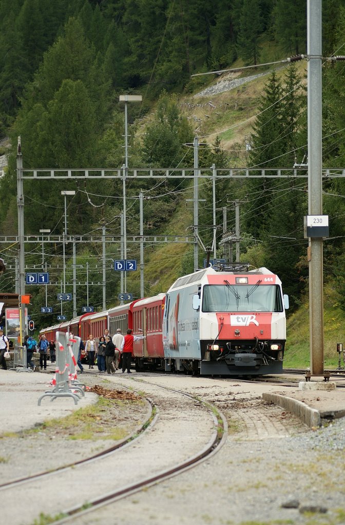 Ge 4/4 III mit einem Albula Schnellzug beim Halt in Bergn.
19. Sept. 2009