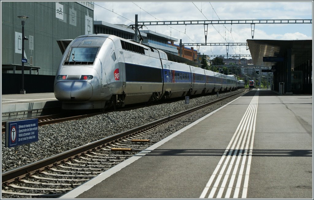 Gleich hinter bzw. neben dem RABe 511 verkehrt der TGV von Paris nach Lausanne.
Malley-Prilly, den 24. Mai 2013