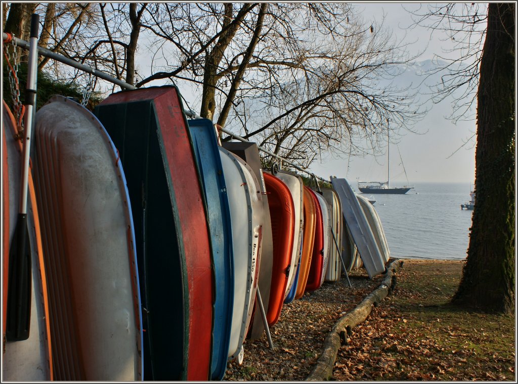 Grosse Schiffe �berwintern auf dem See,kleine h�ngt man Platz sparend �ber den Winter an einer Stange auf.
(23.01.2012)