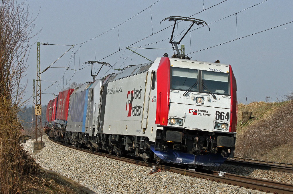 Gterzuglok 185 664 von Kombiverkehr in Kurvenfahrt bei Weiching zwischen Mnchen und Rosenheim am 24.3.2012.