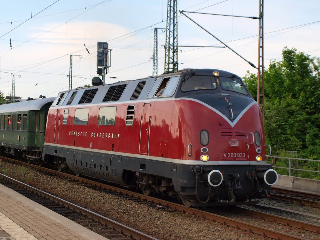 Hier ist V 200 033 zusehen wie sie den Sonderzug nach Vienburg aus dem Bahnhof Lneburg an der Strecke Hannover-Hamburg zieht. 29.5 Lneburg