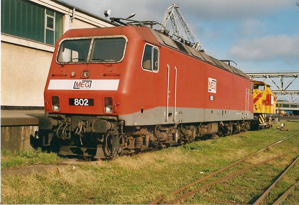 Ihre Pause geniet am 11.04.2004 die MEG 802 im Seehafen Rostock.