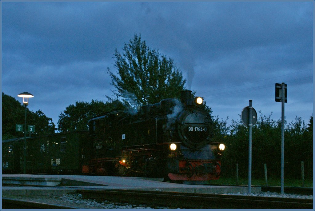 Im allerletzten Abendlicht fotografiert: die RBB 99 1784-0 in Binz. 
17.09.2010 