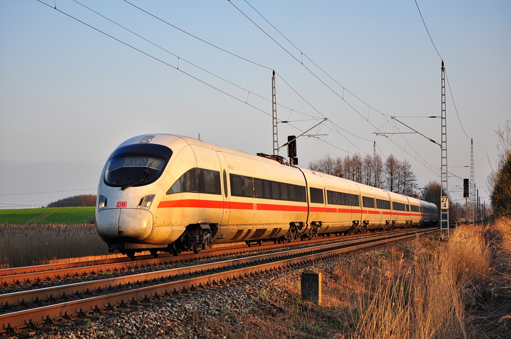 Im allerletzten Licht rauscht der 411 019  Meien  als ICE 1509 (Mnchen-Warnemnde) am 23.04.2013 seinem vorletzten Halt Rostock Hbf entgegen.