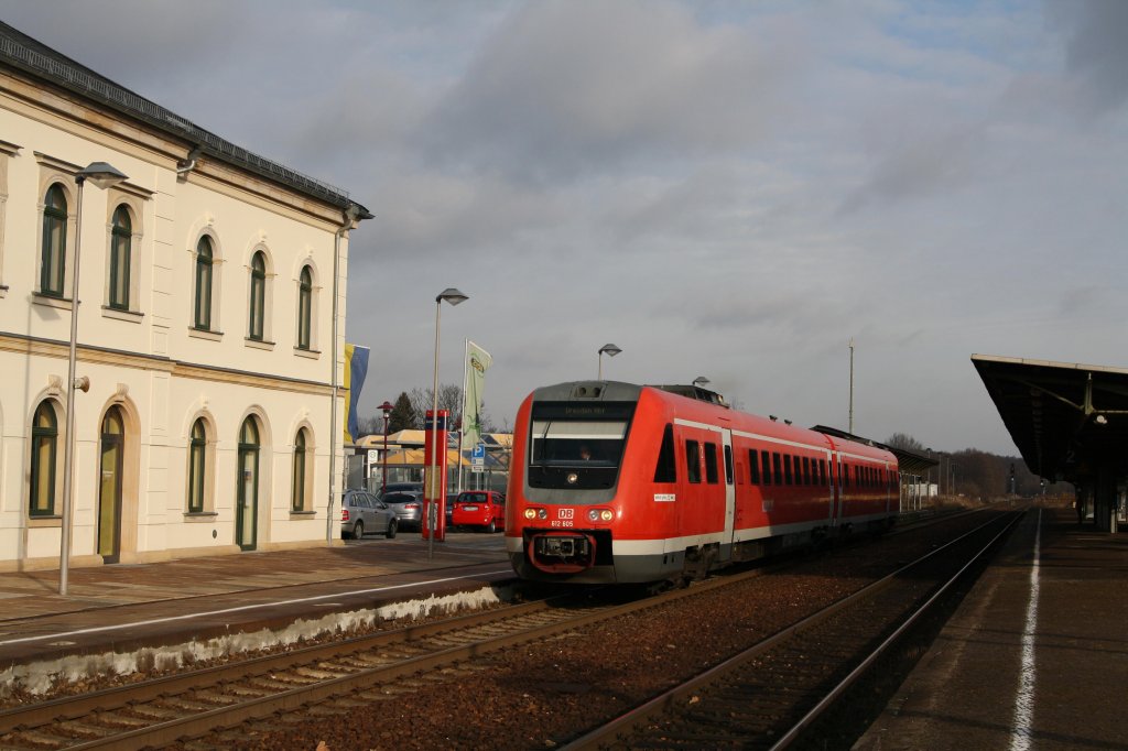 Im Bahnhof von Bischofswerda erhlt 612 605-6 Ausfahrt nach Dresden. (26.11.11)