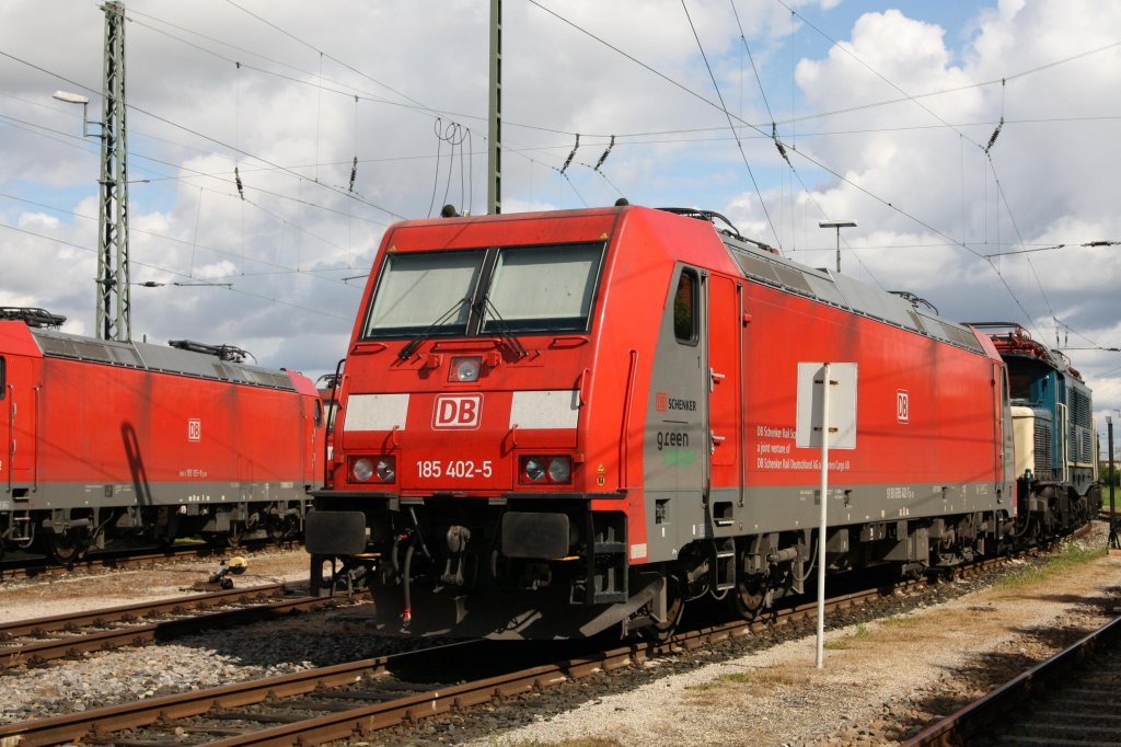 Im Bw Ingolstadt wurde die ursprnglich fr Einstze in Skandinavien vorgesehene 185 402-5 bildlich festgehalten. Hinter ihr ist 194 178-0 schon seit lngerer Zeit abgestellt.