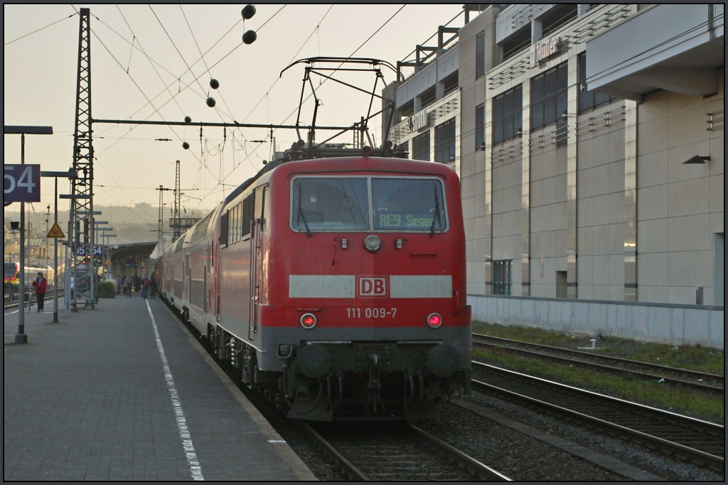 Im Schatten der City-Galerie fuhr am 09.04.11 111 009 in den Siegener Bahnhof ein um wenig spter wieder in Richtung Aachen durchzustarten.