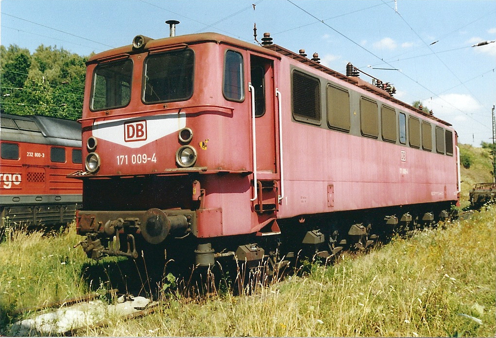 Im September 2002 zeigt sich die 171 009 im Bw Blankenburg(Harz).