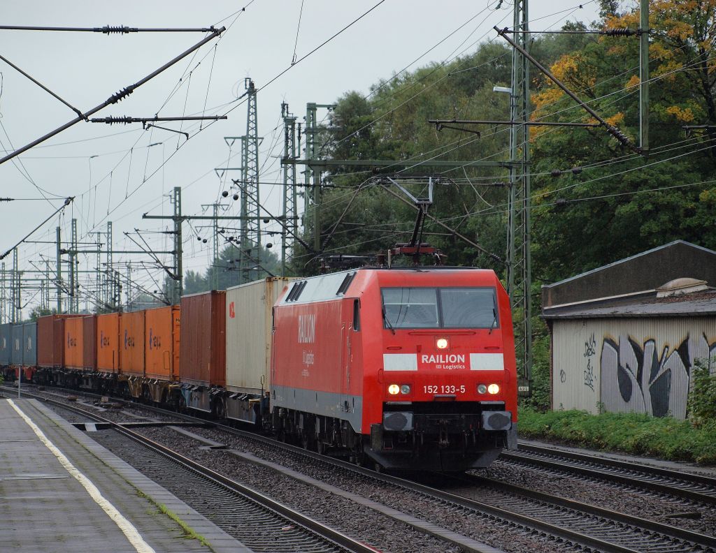 Im strmenden Regen fuhr 152 133-5 mit einem Containerzug am 26.9 durch Hamburg-Harburg in Richtung Hafen.