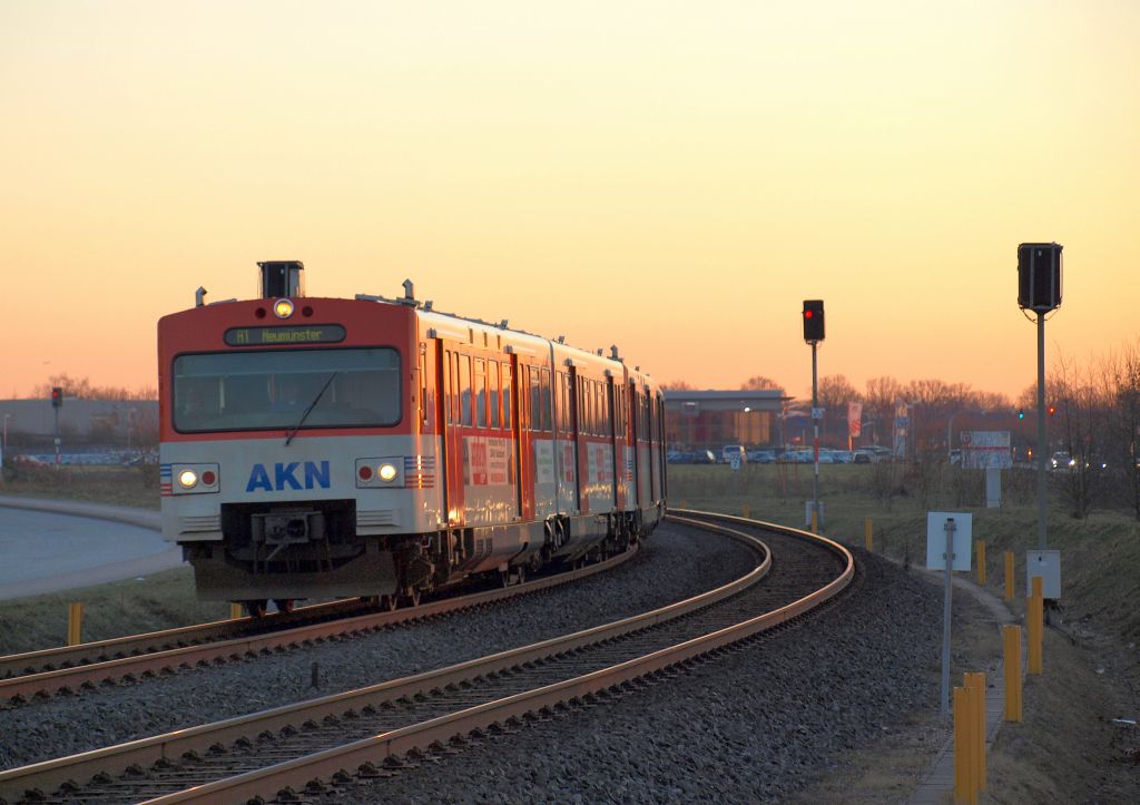 In der Abenddmmerung fuhren 2 VTA's der AKN in den Bahnhof von Kaltenkirchen Sd ein. Aufgenommen am 28.1,