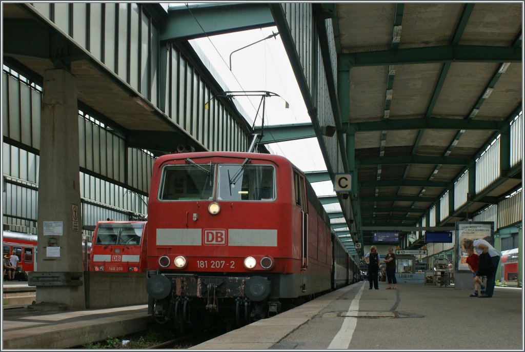 In Stuttgart angekommen: die 181 207-2 mit ihrem IC aus Zrich. 
21.06.2012