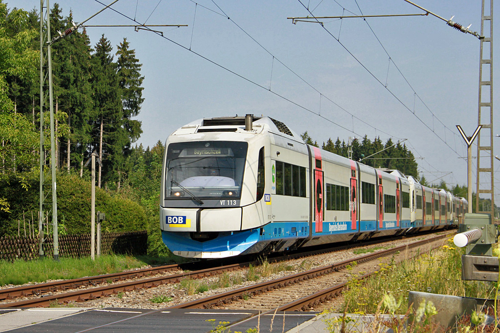 Integral VT 113 der Bayerischen Oberlandbahn (BOB) auf der Fahrt von Mnchen Hbf zum BOB- Flgelbahnhof  Holzkirchen. Abgelichtet am B Arget am 3.8.2011.