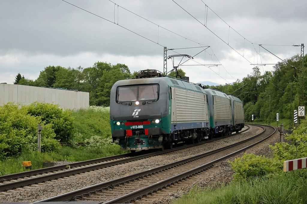 Italien im Dreierpack: drei E412 mit E412 008 in Front von Rosenheim kommend beim B Vogl am 23.5.2013. 