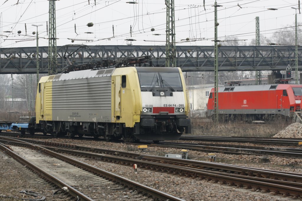 Kalsruhe Gterbahnhof am 28.03.2013
Lok im gelb-silbernen Lack der Siemens-Dispolok
ES64 F4 095