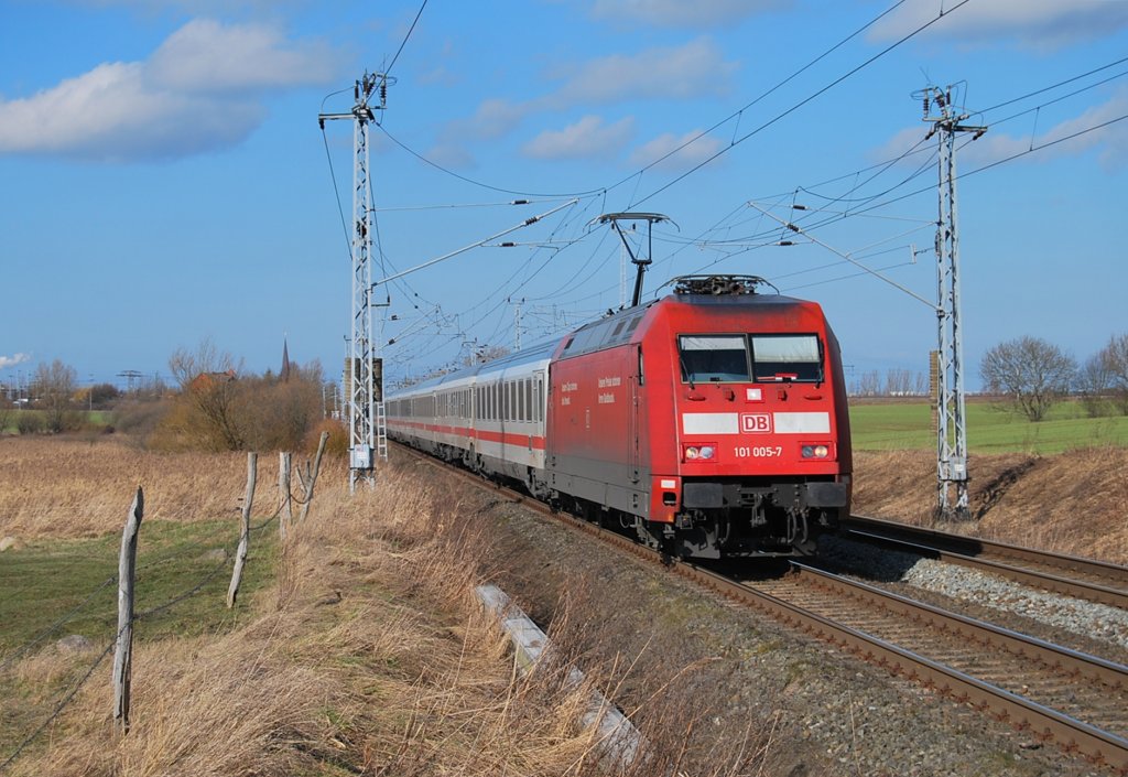 Kurz nach dem Start in Rostock wurde die 101 005 am 23.03.2010 in Sildemow mit dem IC 2379 geknipst.