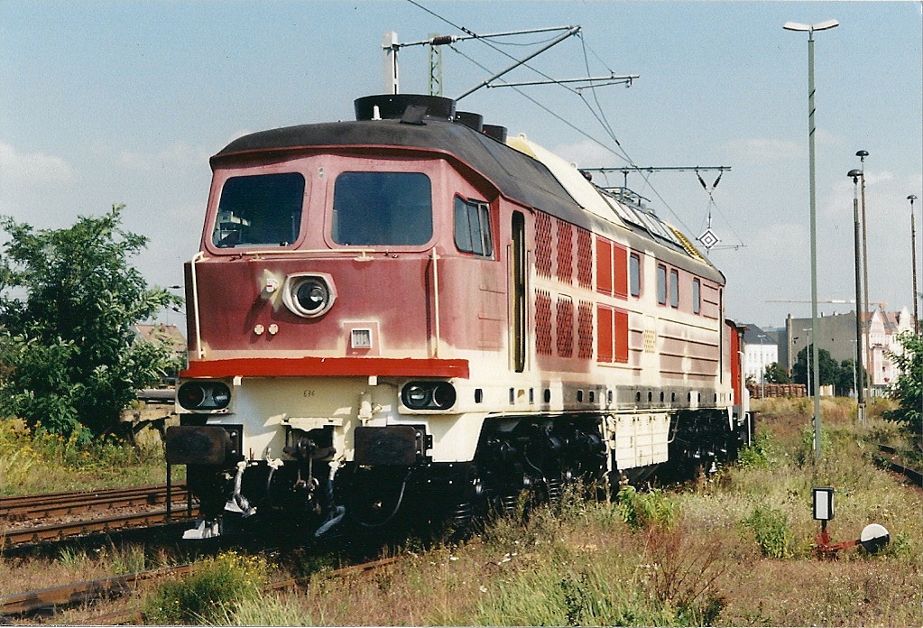 Kurz nach dem Umbau zeigt sich die ehemalige 232 636 am 04.09.2002 vor dem Aw Cottbus.Nun als 12-Zylindrige 233 636,unternimmt sie ihre ersten Gehversuche nach der HU.