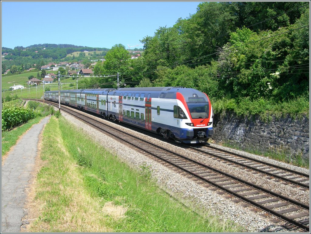 Leider hatte meine kleine Nikon Mhe, den Zug gut zu fokussieren; trotzdem hoffe ich das das Bild zumindest eine Ahnung vermittelt wie schon ein 511 in die Landschaft passt.
511 001 bei Probefahrten am 25 Mai 2011 zwischen Bossire und Grandvaux.