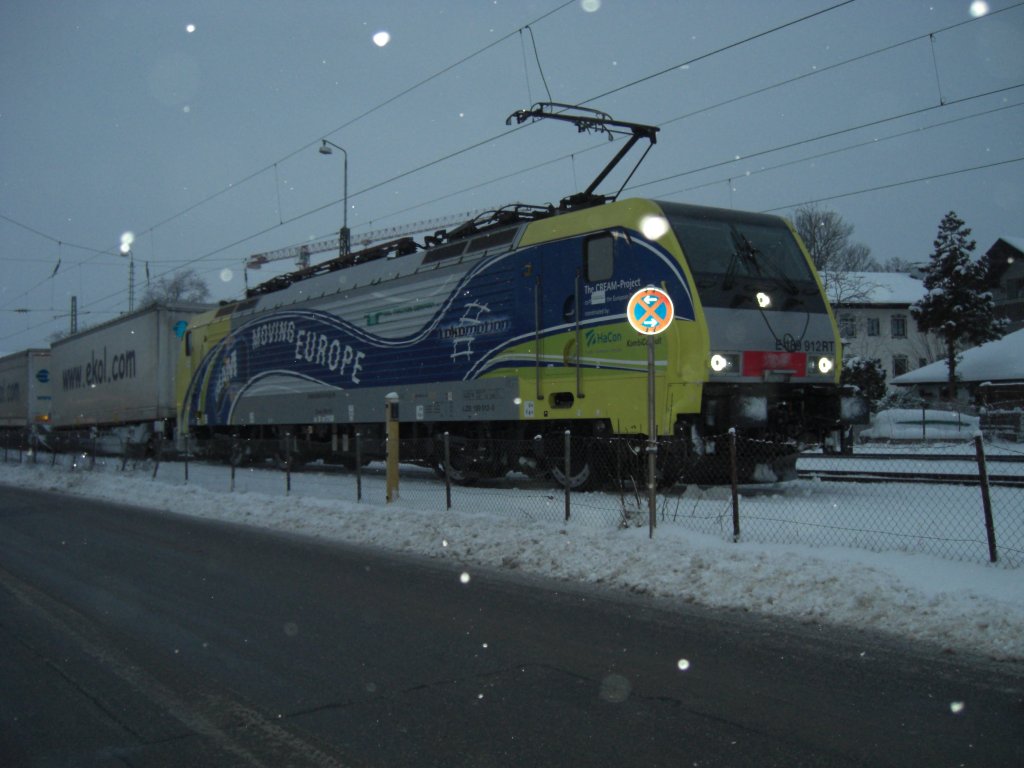 Lokomotion BR 189 912 RT bei leichtem Schneefall am 26.01 2011
im Bahnhof von Prien, mit einem Gterzug aus der Trkei.