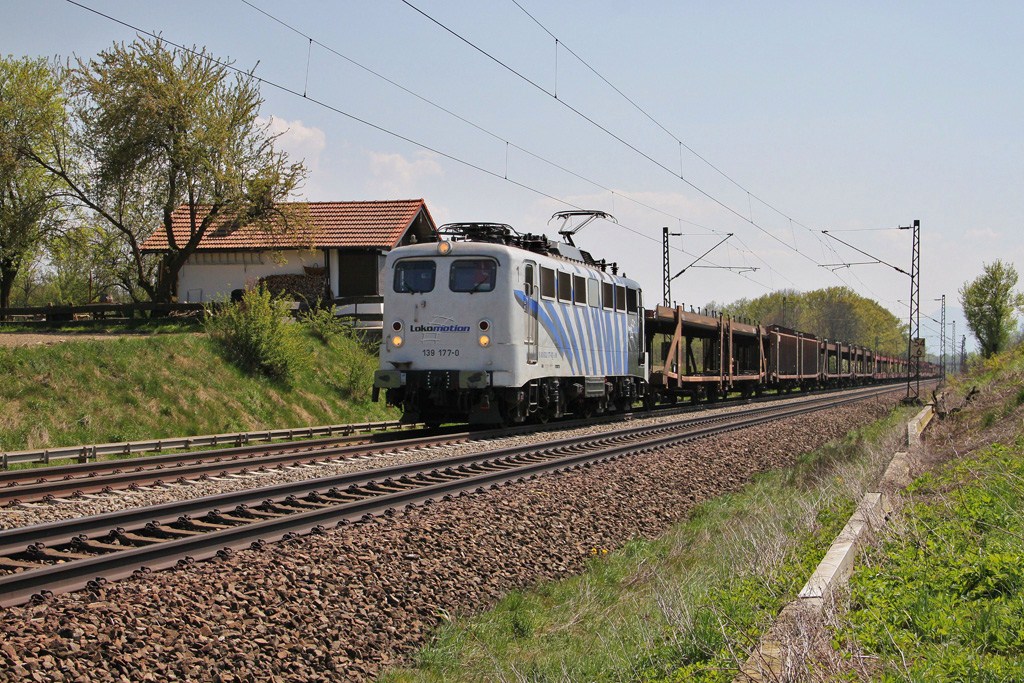 Lokomotion-Zebra 139-177 auf dem Streckenabschnitt Rosenheim - Mnchen bei Hilperting am 22. Apr. 2011.